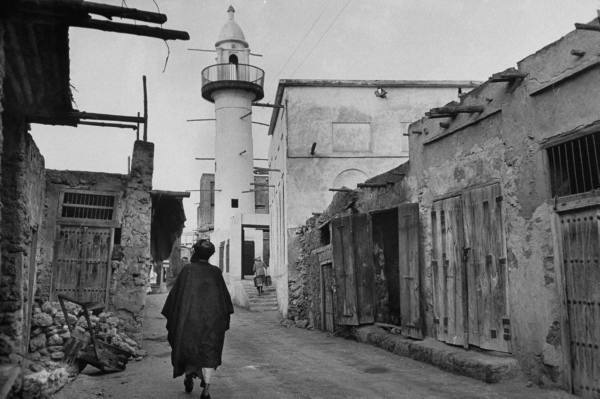 عالم دين شيعي يتمشى في أزقة المحرق في العام 1952م